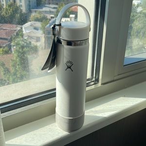 Limited edition* Hydro flask ebb&flow Ivory 24oz w/flex cap+boot Open to offers!